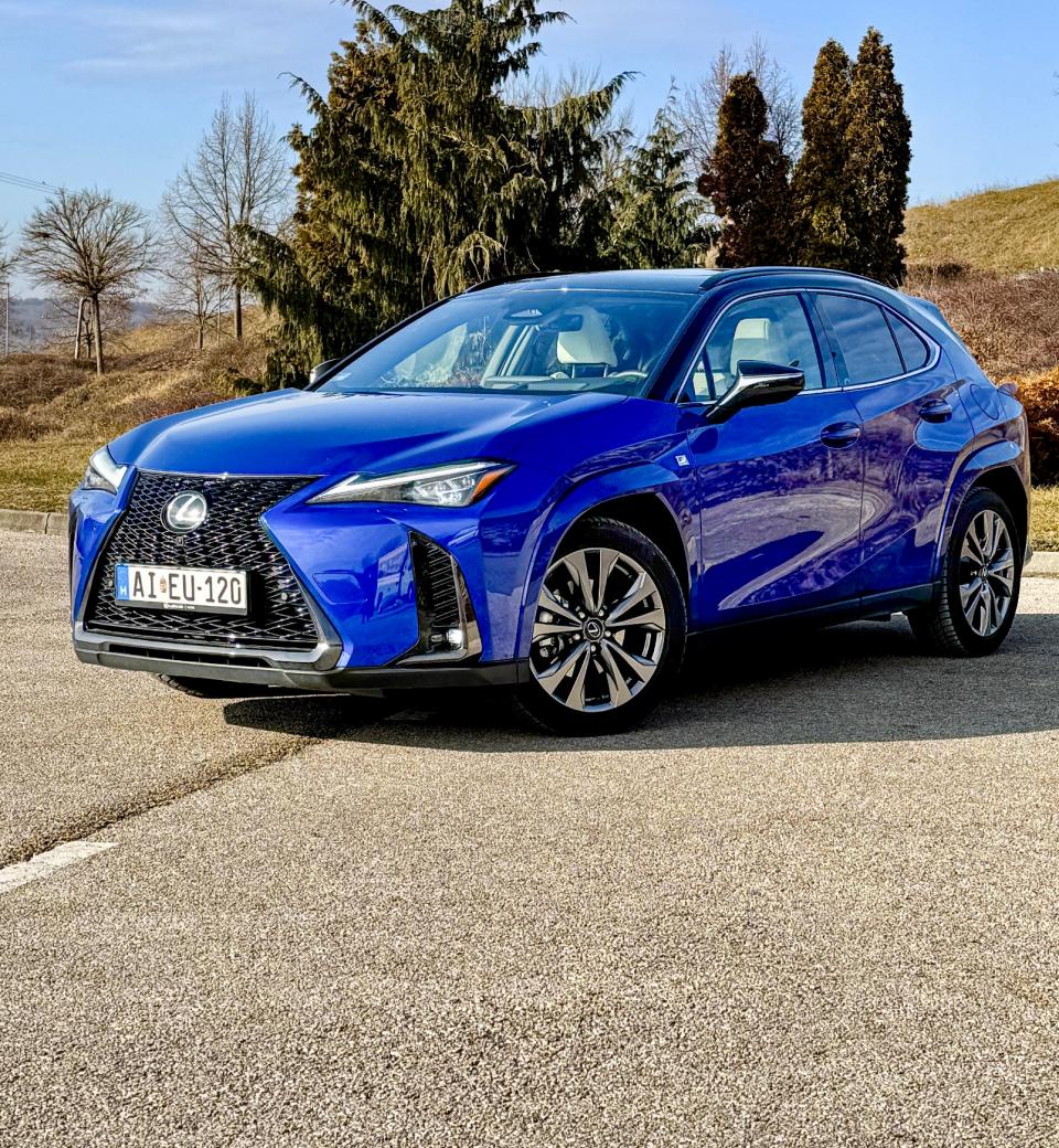 Már nem a legkisebb  -  Lexus UX 300h F Sport